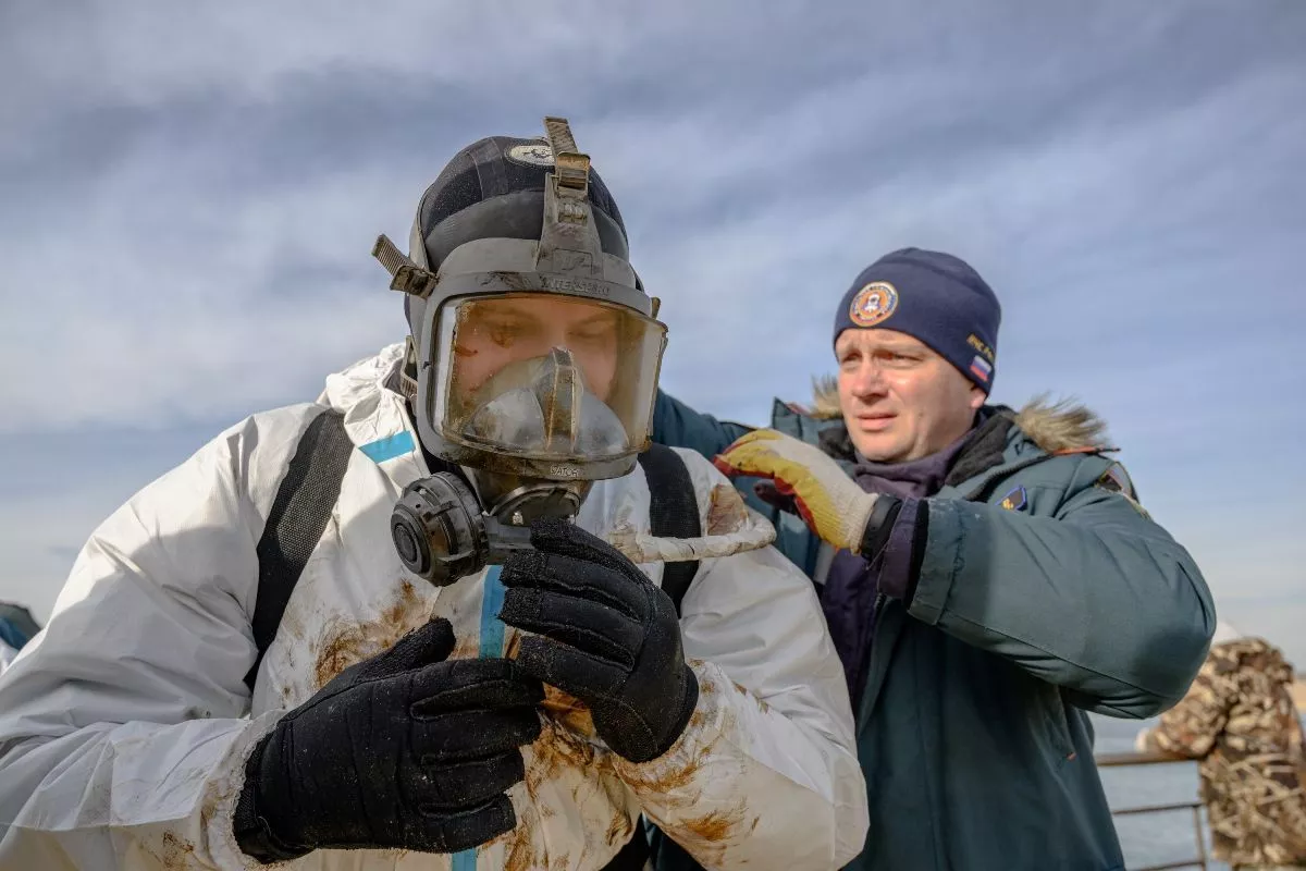 Водолаза Дмитрия Бочарова готовят к очередному погружению. Водолаза Дмитрия Бочарова готовят к очередному погружению.