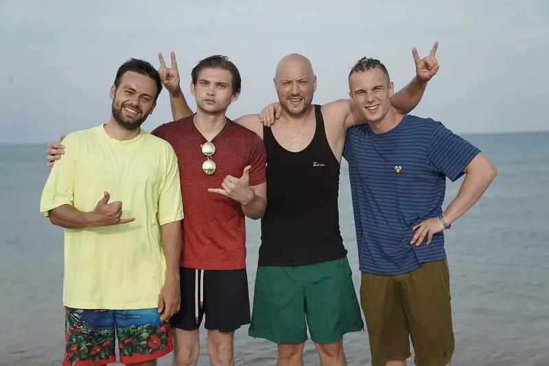 В новом реалити-шоу «Остров героев» популярные блогеры отправляются на необитаемый остров, чтобы попробовать неделю выжить в экстремальных условиях: без еды, крова и интернета.