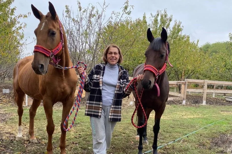 Марина Малова недавно построила конюшню, где содержатся 15 породистых лошадей.