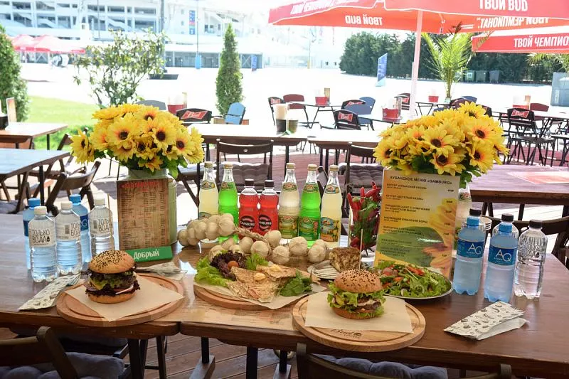 В эти дни в сочинских заведениях общепита появились специальные блюда для футбольных болельщиков.