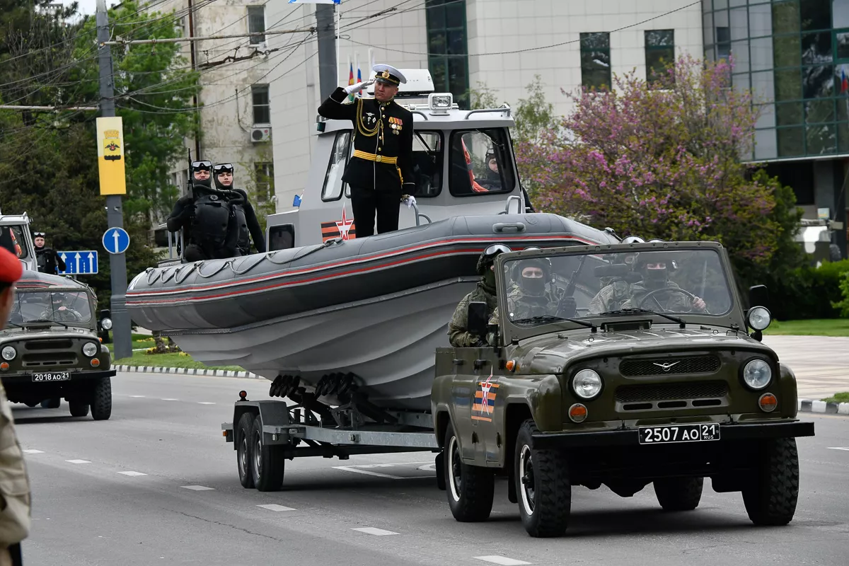 Военный парад в городе-герое Новороссийске. Военный парад в городе-герое Новороссийске.