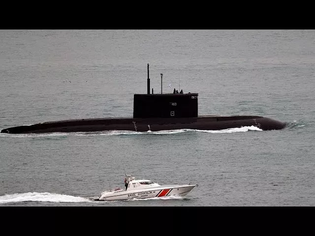 Русская подлодка в водах Босфора