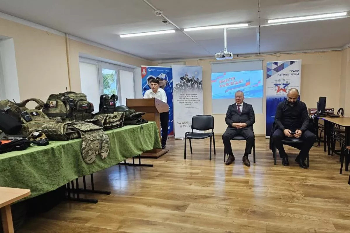 Представители МИД во время всероссийской акции в честь воссоединения новых регионов с Россией «Спасибо, что мы вместе».