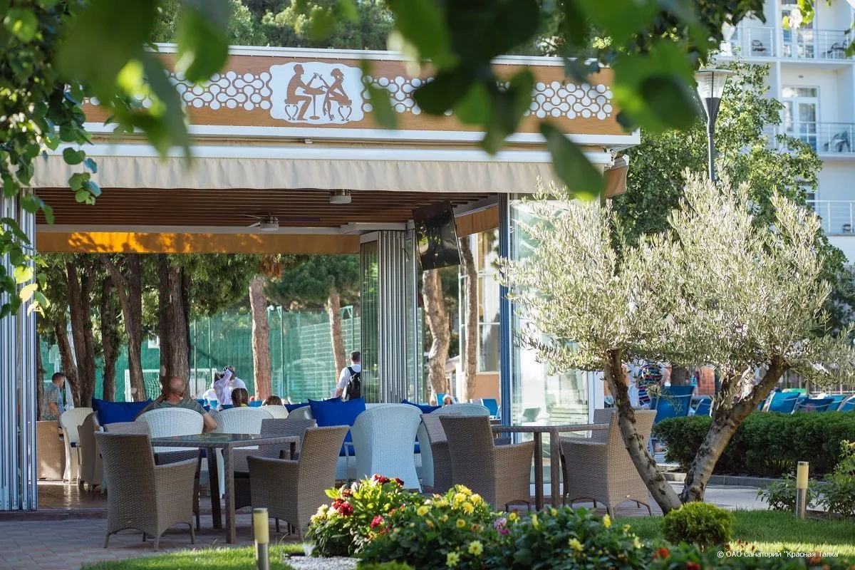 В ресторанах и кафе гости курорта могут насладиться настоящими шедеврами кулинарии и прекрасно провести время с друзьями и семьей. В ресторанах и кафе гости курорта могут насладиться настоящими шедеврами кулинарии и прекрасно провести время с друзьями и семьей.