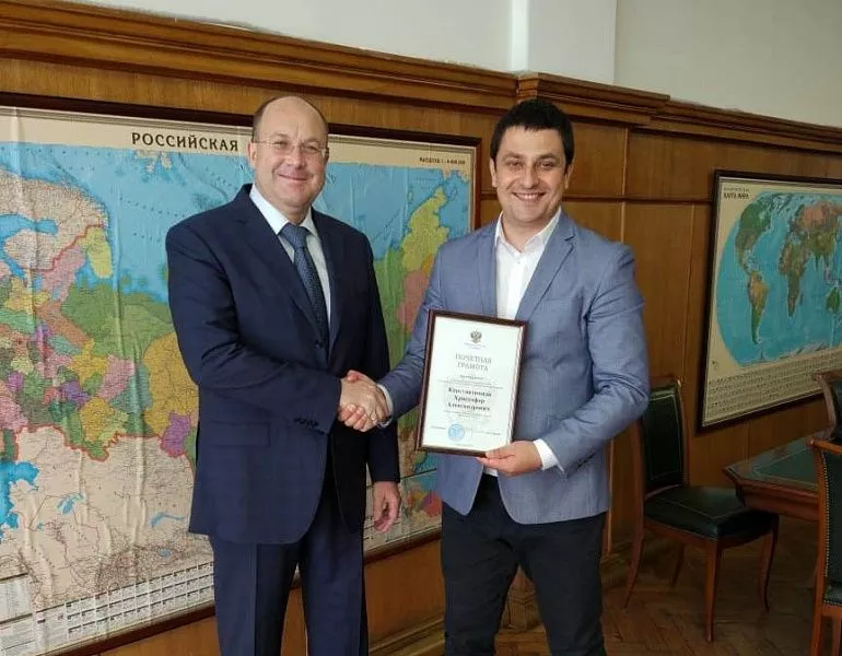 Олег Сафонов вручил Христофору Константиниди почетную грамоту.