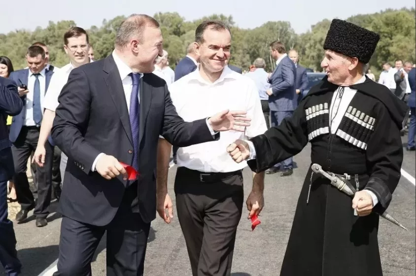 В открытии дороги приняли участие губернатор Кубани Вениамин Кондратьев, глава Адыгеи Мурат Кумпилов, госсоветник Адыгеи Аслан Тхакушинов. 