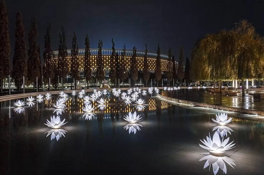 Искусственные лилии в парке "Краснодар"