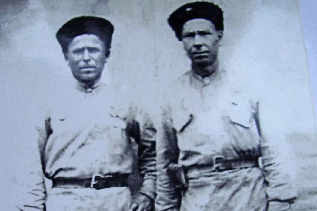 Бойцы 4-го Кубанского казачьего кавалерийского корпуса Георгий Архипович Палий из станицы Журавской и наводчик пулемета Николай Алексеевич Хить с хутора Братковского Кореновского района. 