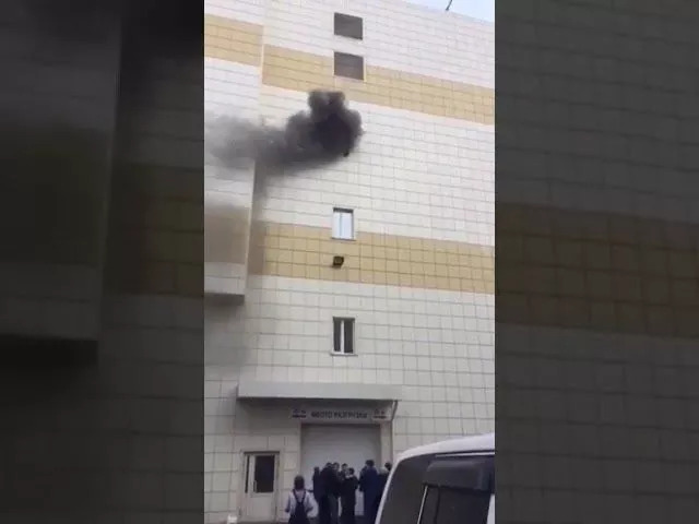 Спасаясь от огня, дети в панике выпрыгивали из окон ТРЦ