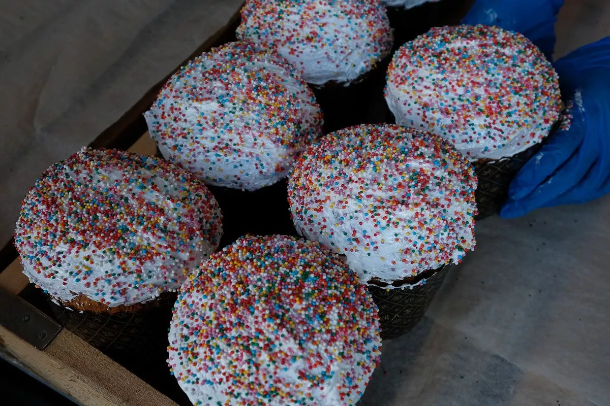 К Пасхе хлебзавод должен отправить на прилавки краснодарских магазинов 100 тысяч куличей.﻿ 