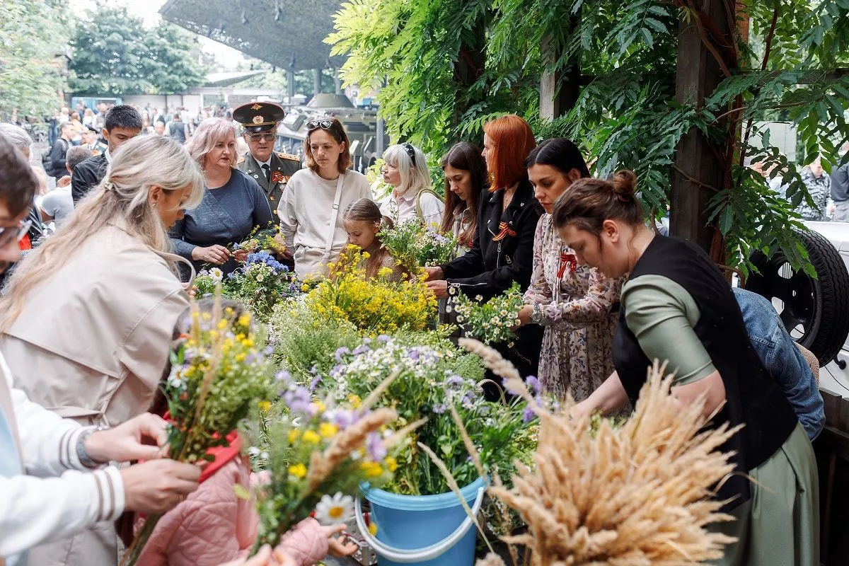 На мастер-классе гости составляли букеты из полевых цветов.