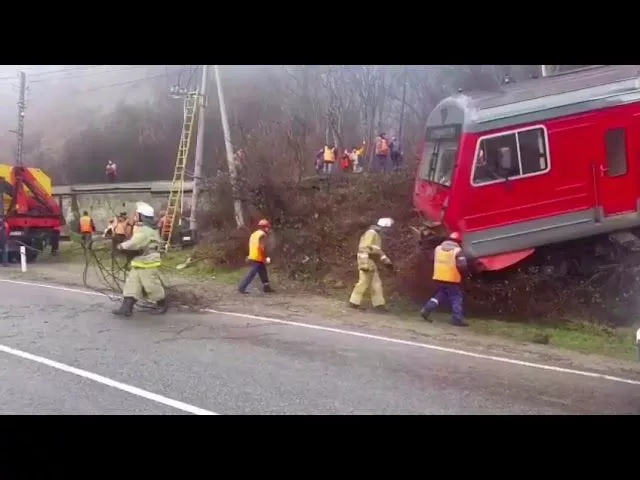Работы спасателей на месте крушения электрички под Туапсе