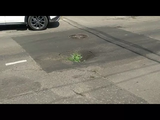Яма на углу улиц Пашковской и Чкалова в Краснодаре