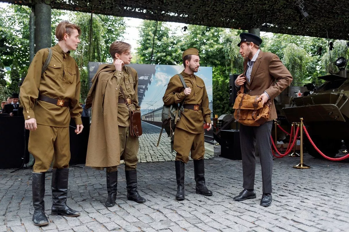 Актеры показали зрителям тематические сценки.