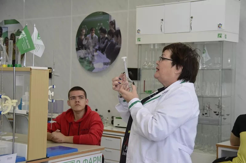 На площадке «Лабораторный и химический анализ» нет школьной химии.