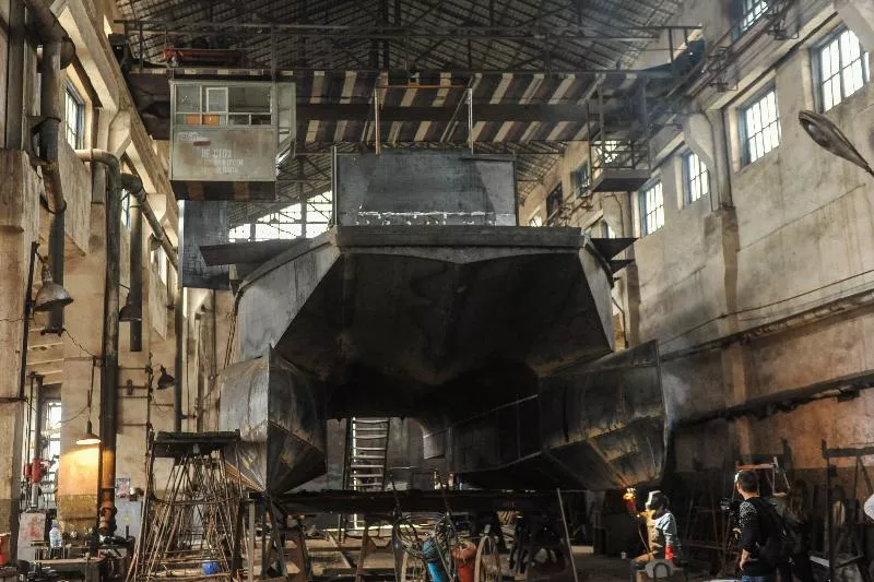 Сварка корпуса будущего посиково-спасательного судна. Сварка корпуса будущего посиково-спасательного судна.