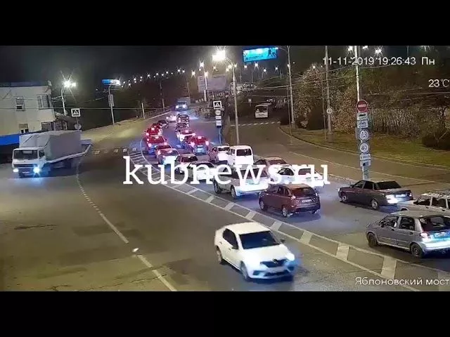 Грузовик снес габаритную раму на Яблоновском мосту