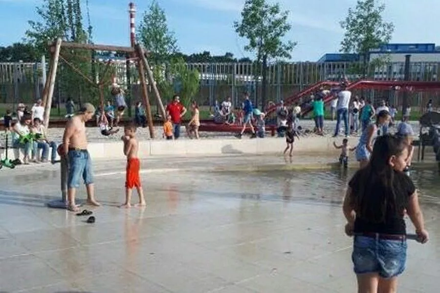 Каждый день в парк приходят сотни детей. Каждый день в парк приходят сотни детей.