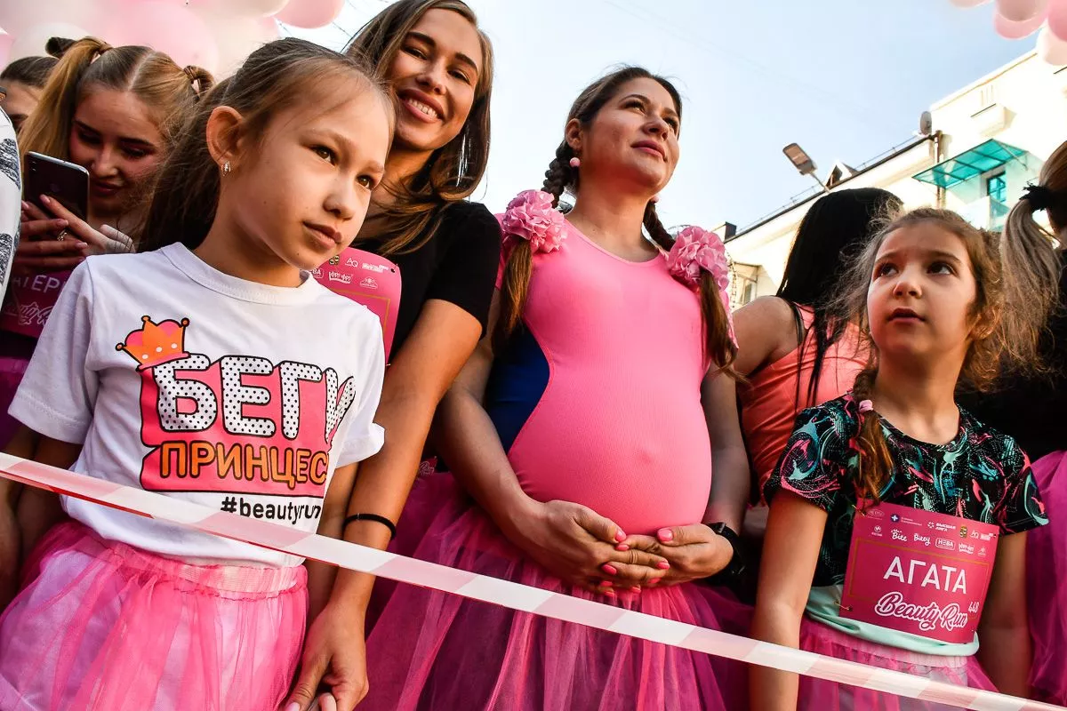 Краснодарцы пришли посмотреть на праздничный забег целыми семьями, а некоторые привели с собой и домашних питомцев