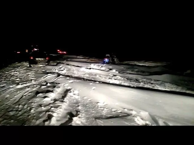 Застрявших на кубанских трассах людей эвакуируют на снегоходах