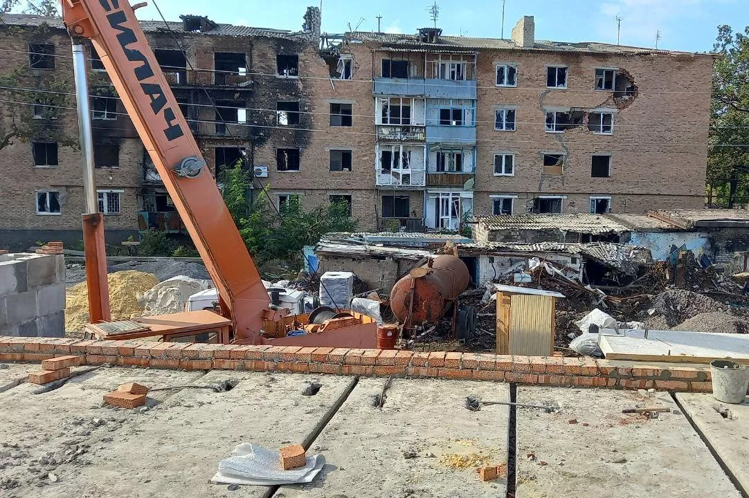 На месте разрушенных домов сегодня кипит стройка.