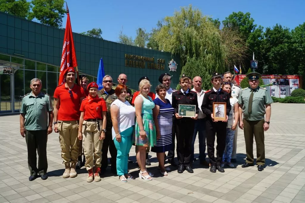 Родственники героя решили захоронить его на малой родине. Родственники героя решили захоронить его на малой родине.