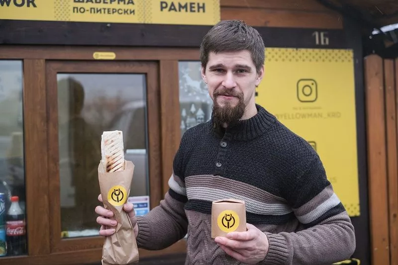 Точка выразительно оформлена – в ярко желтых тонах, бросается в глаза лого: «Yellowman».