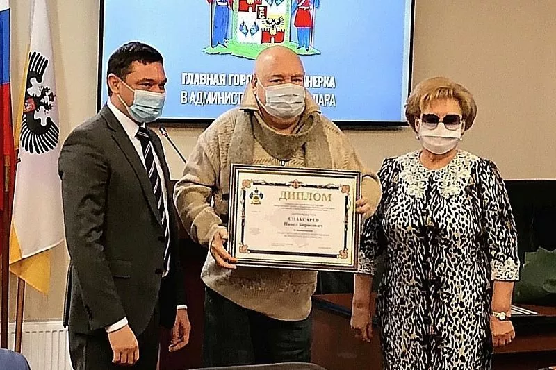 Диплом Павлу Снаксареву вручили мэр города Евгений Первышов и председатель Гордумы Вера Галушко.