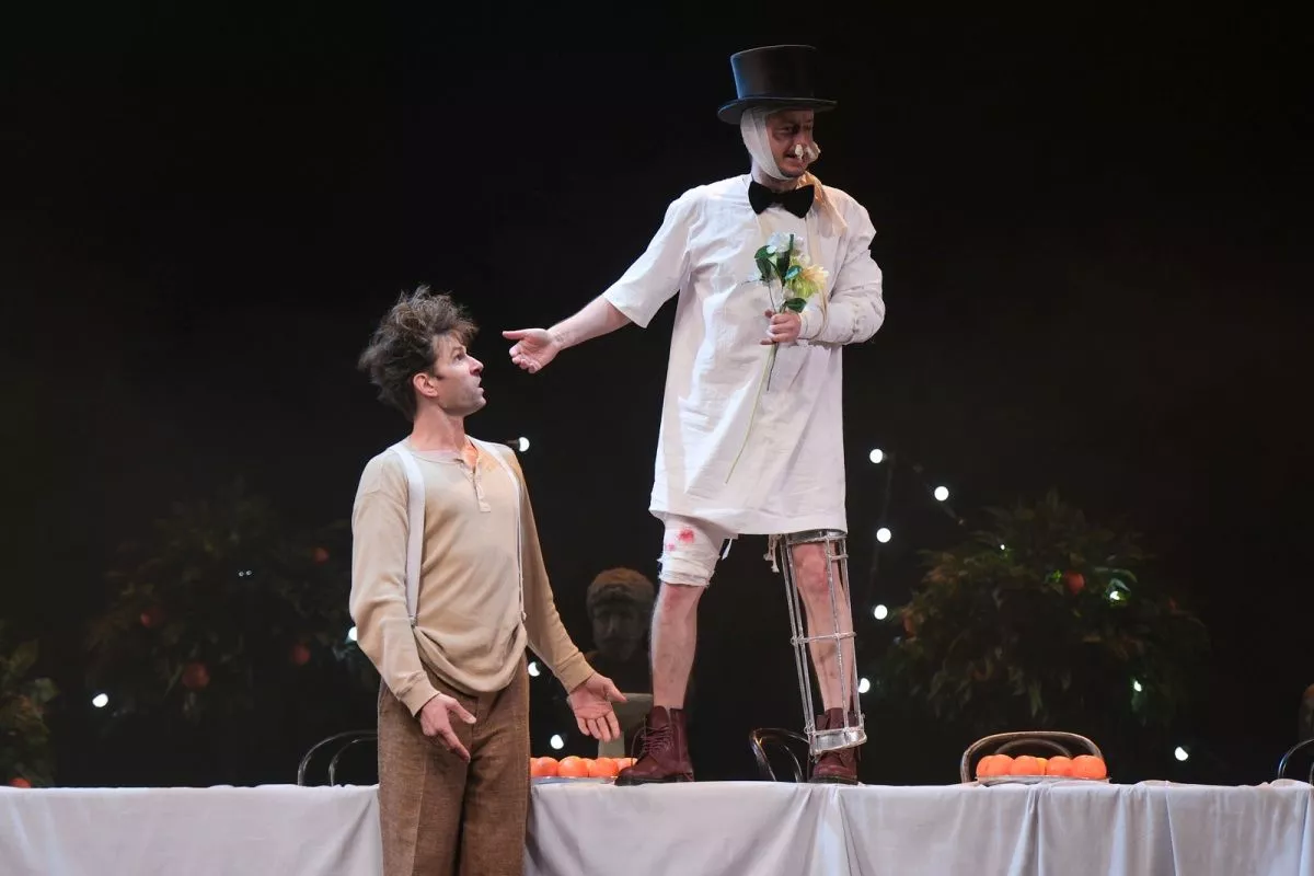 За сценическим карнавалом Даниил Безносов прячет нечто большее – целый узел чувств и коллизий, где шекспировская архаика переплетена с днем сегодняшним.