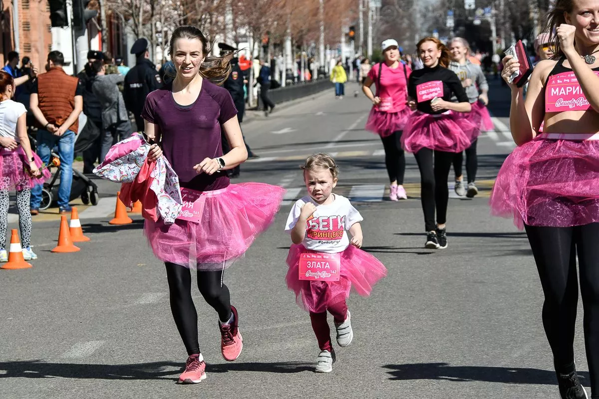После забега участниц и зрителей ждала развлекательная программа