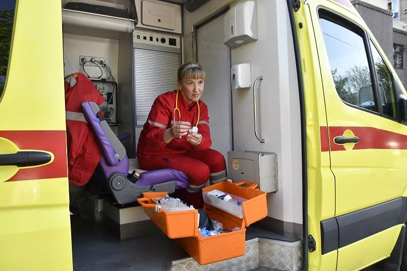 График работы у бригад скорой помощи очень напряженный – кто-то заступает на смену на 12 часов, а кто-то и на 24