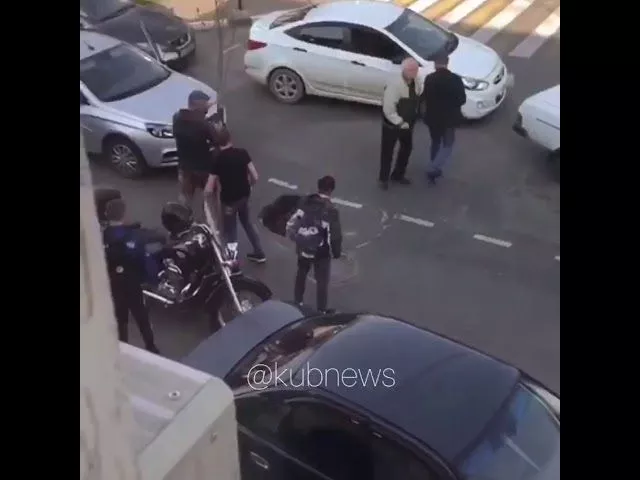 Яма на перекрестке улиц Чкалова и Пашковской