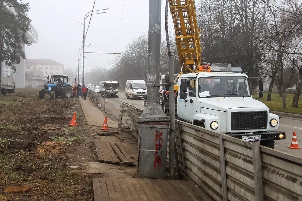 Уже стартовали работы по восстановлению сетей уличного освещения тротуара и будущей зеленой зоны. 