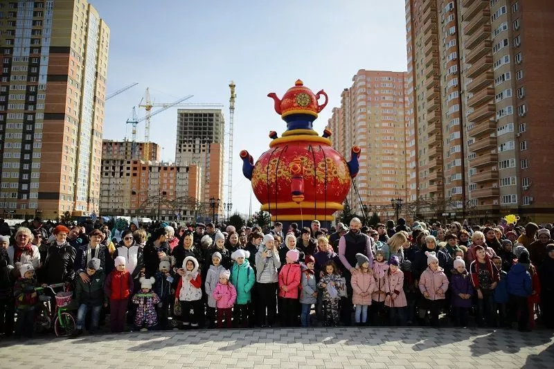Праздник в «Губернском» прошел в лучших традициях народных уличных гуляний – со скоморохами, ходулистами и народными забавами.
