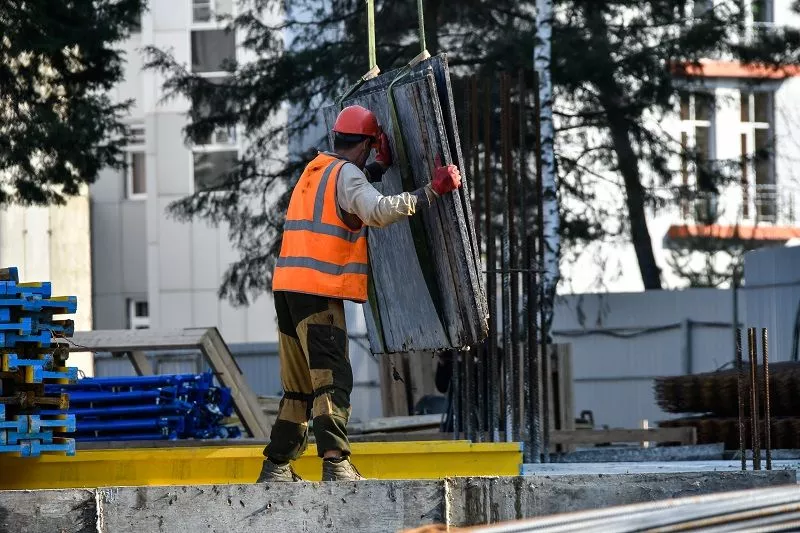 На данном этапе строительства на объекте задействовано 114 рабочих и 4 единицы техники. На данном этапе строительства на объекте задействовано 114 рабочих и 4 единицы техники.