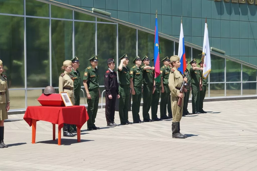 Родственники героя решили захоронить его на малой родине. Родственники героя решили захоронить его на малой родине.