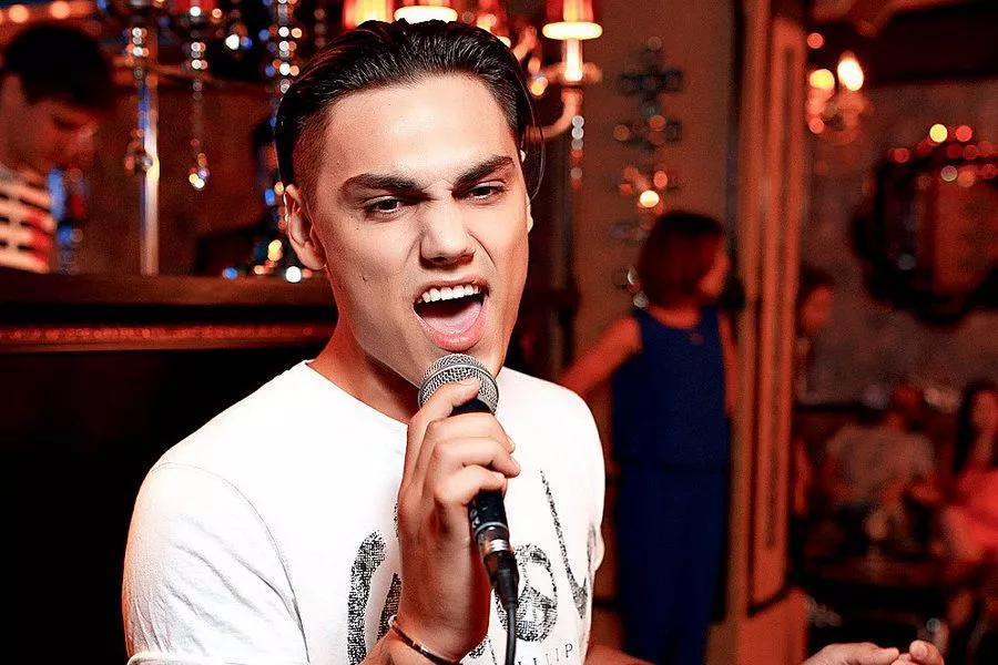 Руслан Гавшин учится на третьем курсе кафедры эстрадно-джазового пения. 