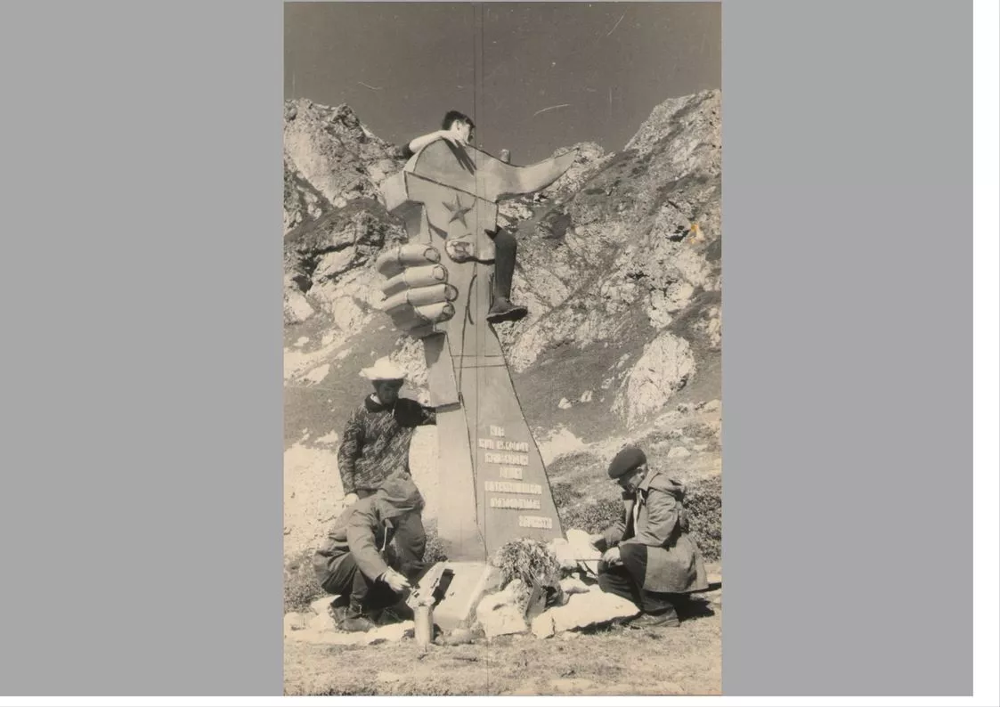 Памятник советским воинам, погибшим в боях за горный перевал Адзапш. Установлен лабинскими школьниками в 1965 году.