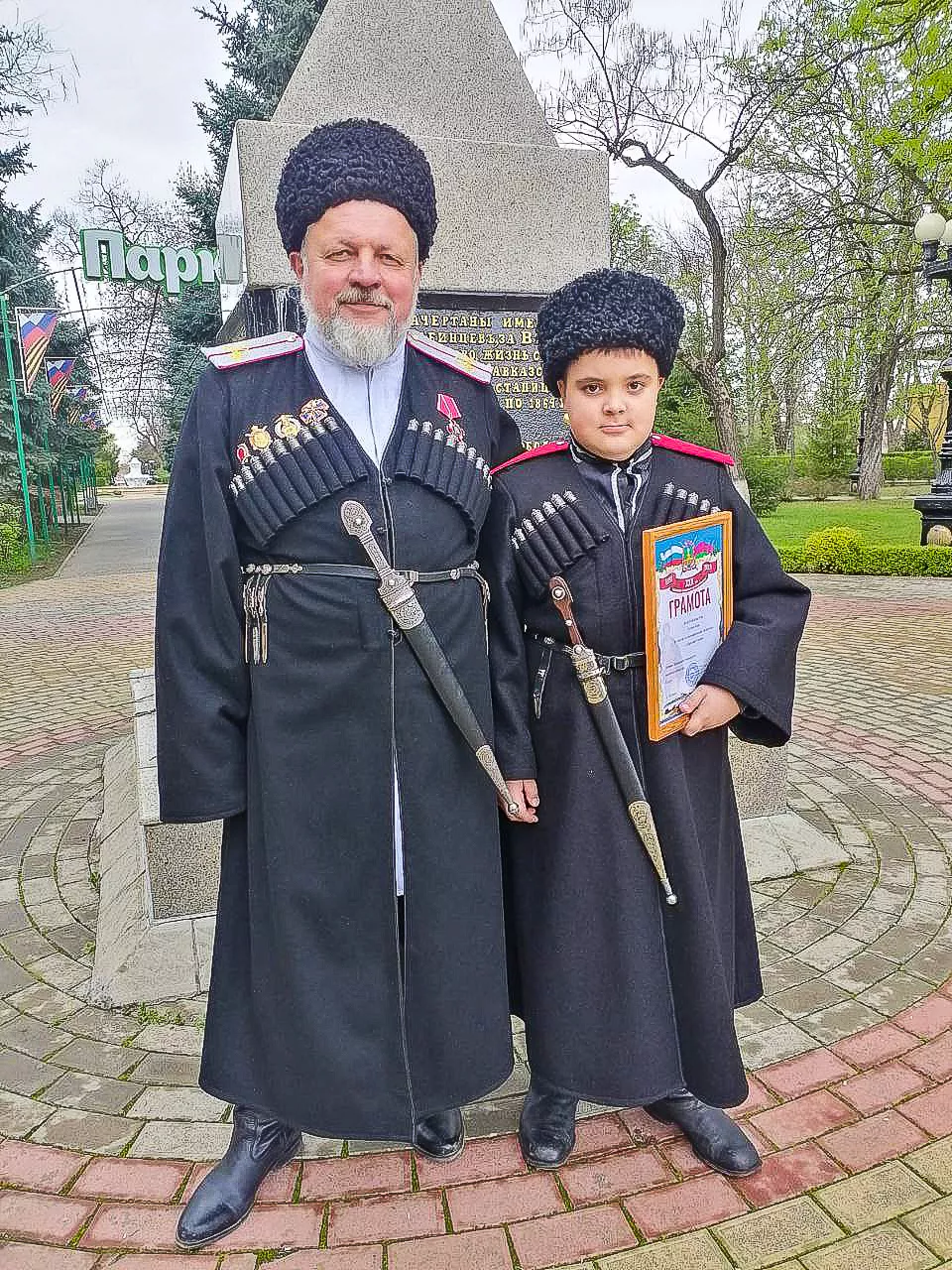 Василий Козлов с внуком Ильей.jpg