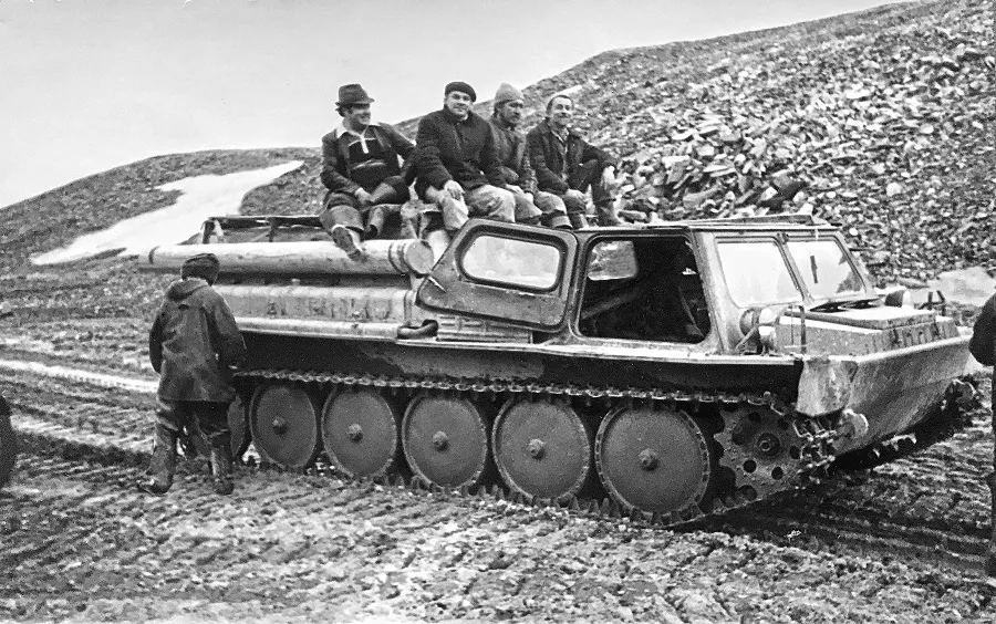 Фото 4 На вездеходе ХМ Совмен Остров Большевик 1980 год.jpg