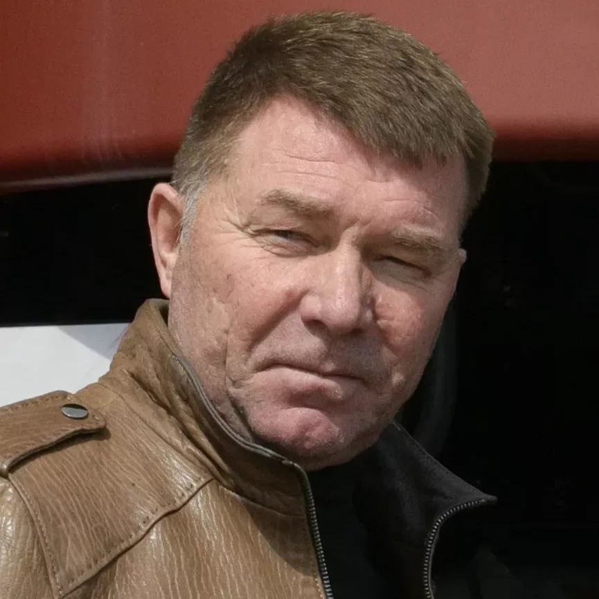 Олег Емельянов.png