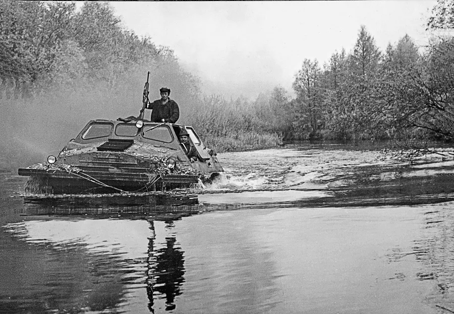Фото 5 Хазрет Меджидович Совмен преодолевает расстояние между участками на вездеходе 1970-е годы.jpg