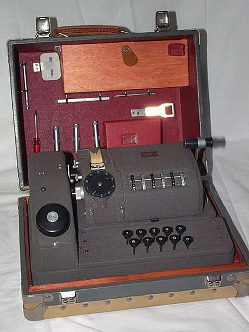 Шифровальная машина CX-52 от Crypto AG , предоставленная Бразилией участникам операции «Кондор» в 1976 году.jpg