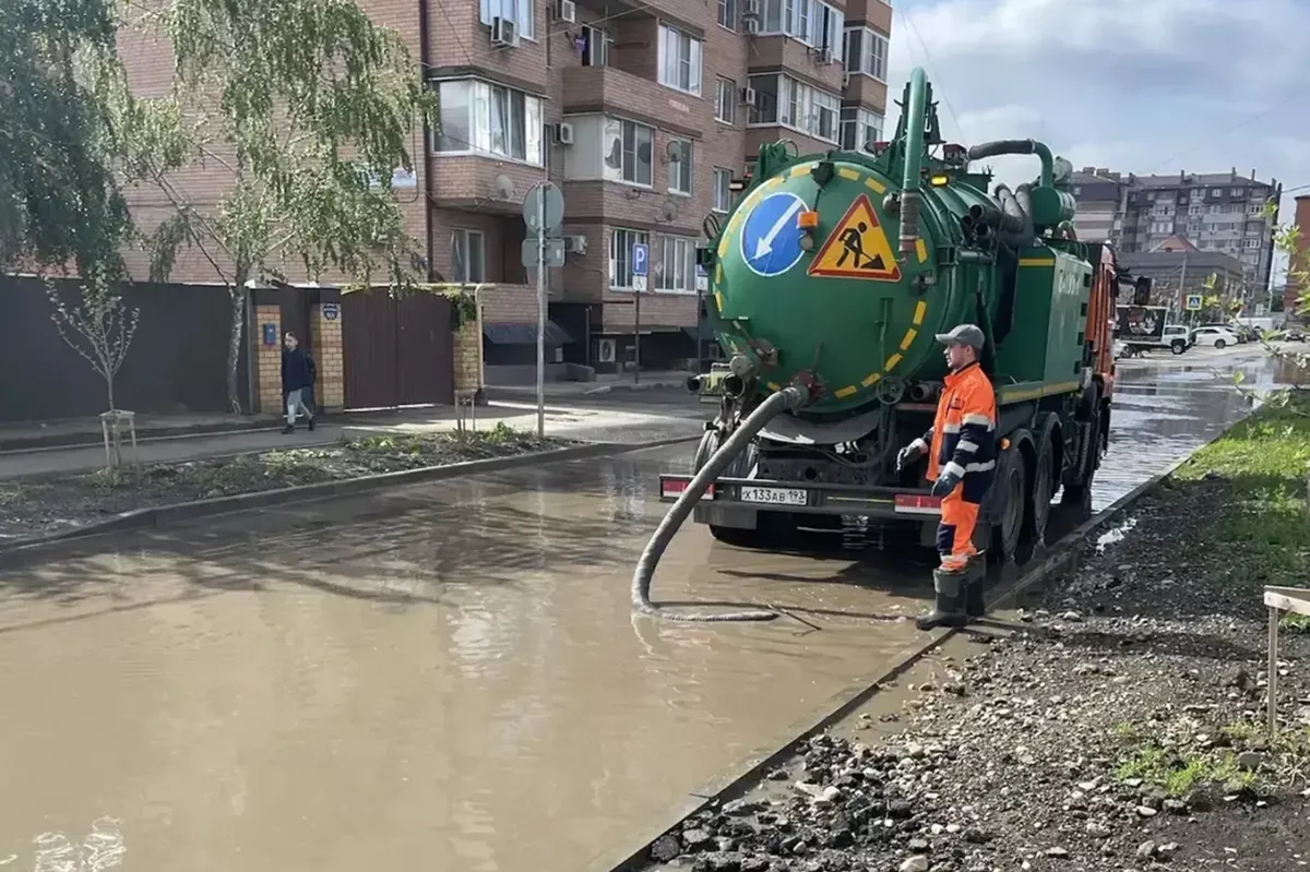 Последствия залпового ливня устраняют в Краснодаре: где работает водооткачивающая техника