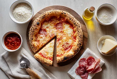 Настоящая неаполитанская пицца с пышным бортиком в домашней духовке