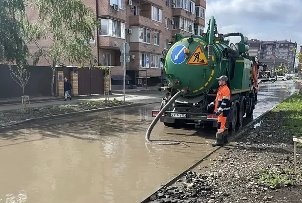 Последствия залпового ливня устраняют в Краснодаре: где работает водооткачивающая техника