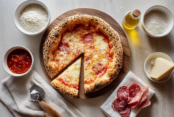 Настоящая неаполитанская пицца с пышным бортиком в домашней духовке