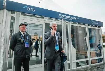 ВТБ: к концу 2025 года доллар может стабилизироваться до 82 рублей