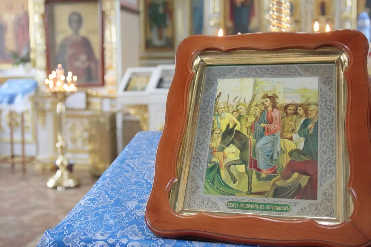 Икона Входа Господня в Иерусалим в эти дни занимает почетное место в Свято-Успенском соборе Тихорецкой епархии. Икона Входа Господня в Иерусалим в эти дни занимает почетное место в Свято-Успенском соборе Тихорецкой епархии.
