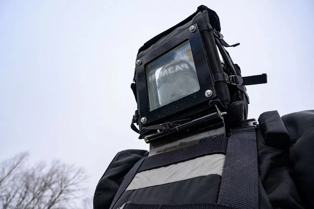 Куртка с вшитыми бронепластинами и шлем с забралом из закаленного многослойного стекла в случае взрыва минимизируют травмы от осколков и ударной волны. Куртка с вшитыми бронепластинами и шлем с забралом из закаленного многослойного стекла в случае взрыва минимизируют травмы от осколков и ударной волны.